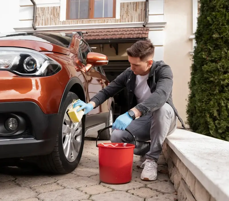 Lavage auto à domicile Caixas : professionnel intervenant sur un véhicule